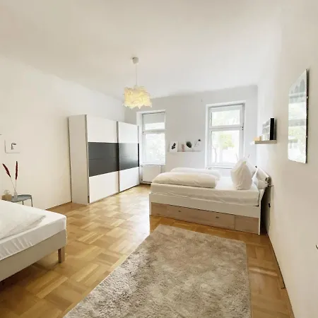 Sunny Apartment Near Belvedere Castle Wenen Buitenkant foto