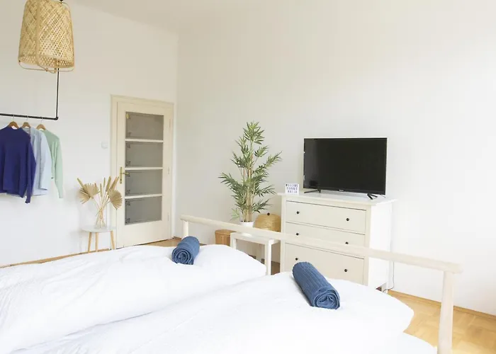Sunny Apartment Near Belvedere Castle