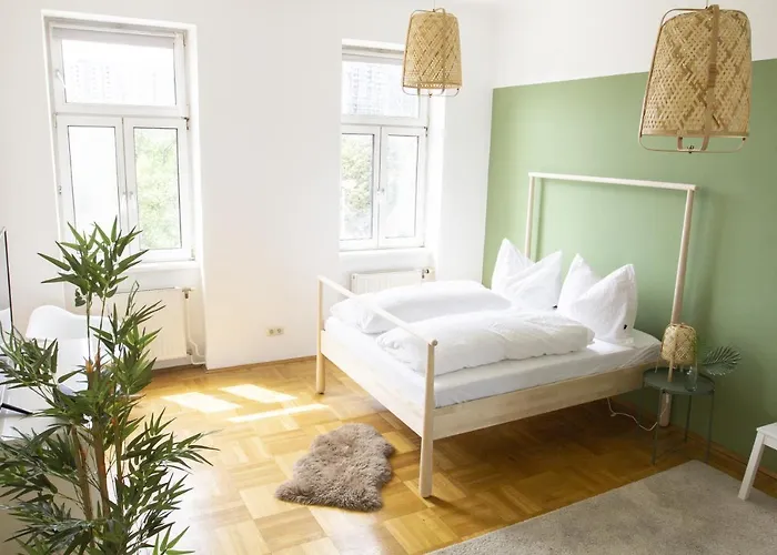 Sunny Apartment Near Belvedere Castle